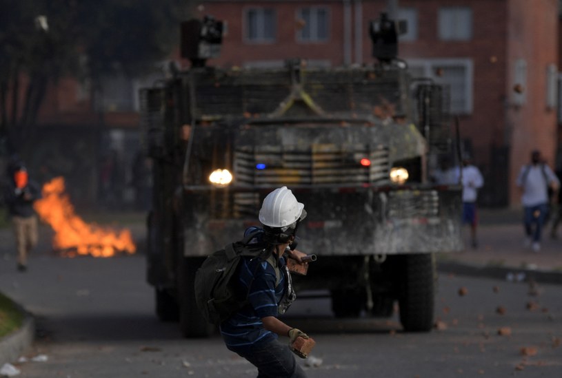 Protestujący w Bogocie rzucający kamieniem /Raul Arboleda /AFP
