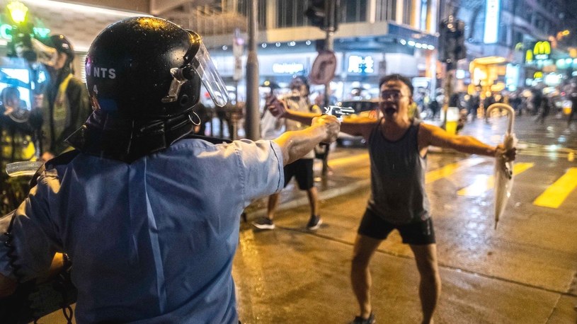 Protestujący w Hongkongu mają dość inwigilacji i niszczą oczy Wielkiego Brata /Geekweek