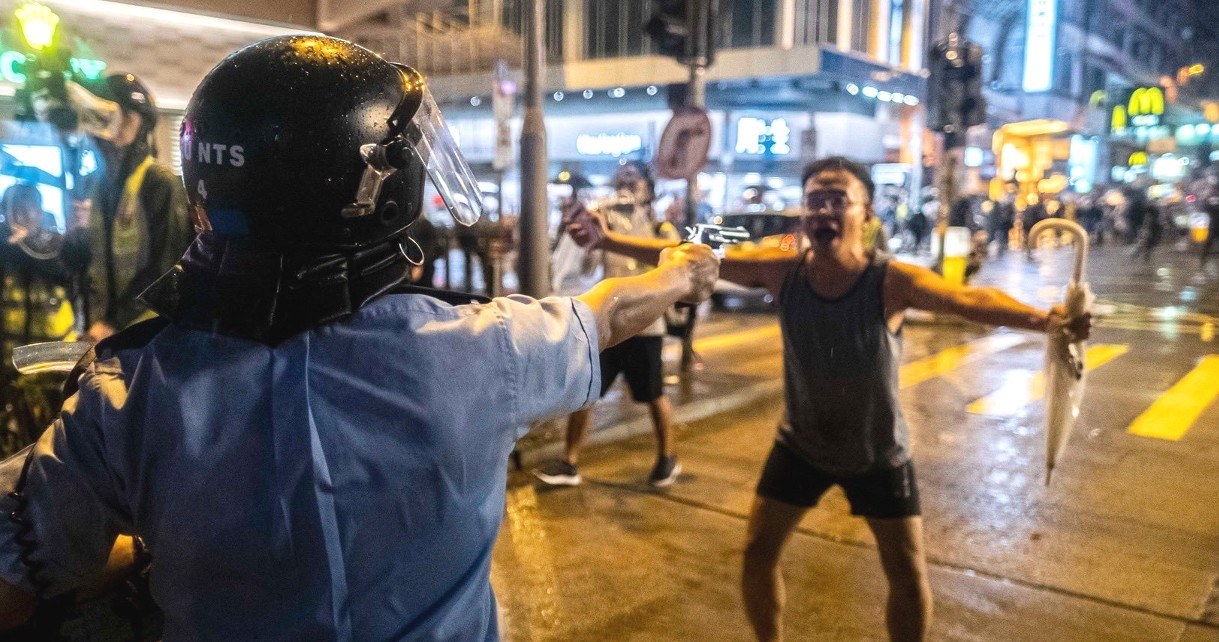 Protestujący w Hongkongu mają dość inwigilacji i niszczą oczy Wielkiego Brata /Geekweek