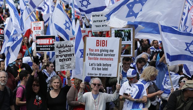 Protestujący w Jerozolimie /ABIR SULTAN /PAP/EPA