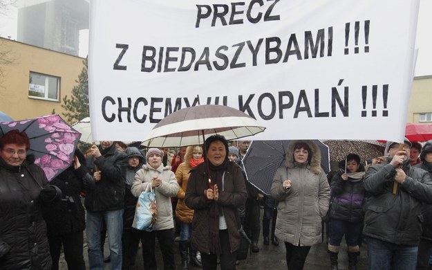 Protestujący w KWK Pokój w Rudzie Śląskiej pracownicy powierzchniowi spotkali się przy bramie kopalni z rodzinami /Andrzej Grygiel /PAP