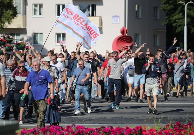 Protestujący w Mińsku /TATYANA ZENKOVICH  /PAP/EPA