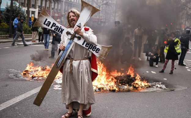 Protestujący w Paryżu /YOAN VALAT  /PAP/EPA