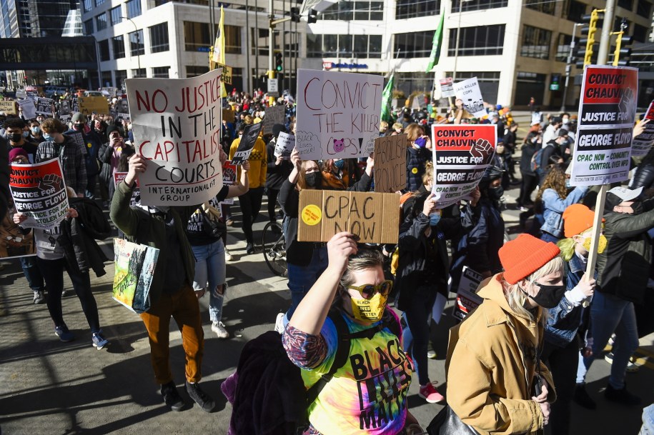 Protestujący w pobliżu gmachu sądu /Craig Lassig /PAP/EPA