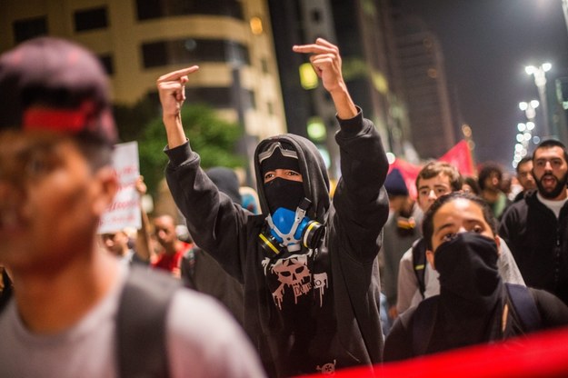 Protestujący w Sao Paulo /Marcos Mendez /PAP/EPA