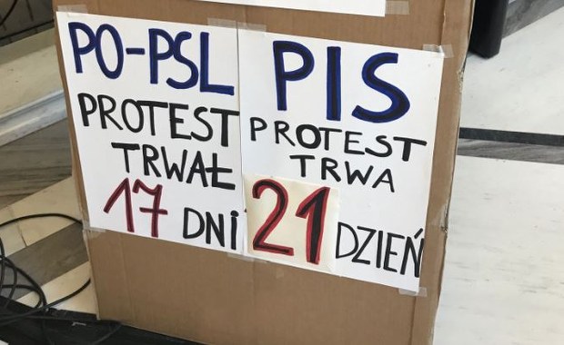 Protestujący w Sejmie: Koniec rozmów za zamkniętymi drzwiami. Już nikomu nie wierzymy