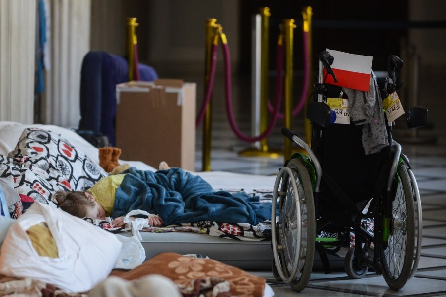 Protestujący w Sejmie niepełnosprawni i ich opiekunowie / 	Jakub Kamiński    /PAP