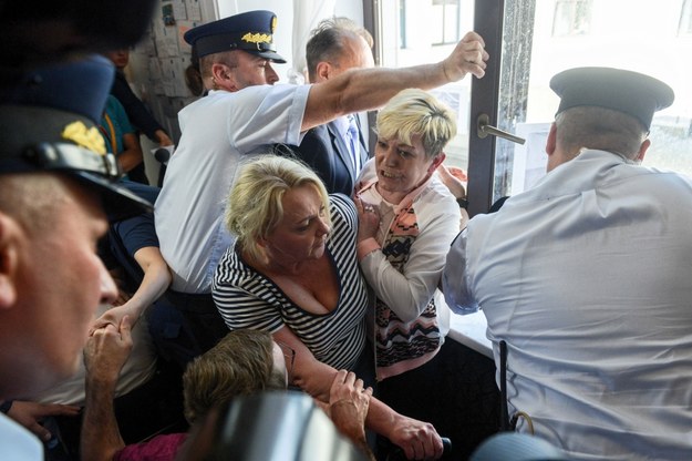 Protestujący w Sejmie rodzice dzieci niepełnosprawnych próbowali wywiesić za oknem budynku transparent informujący o prowadzonym przez nich proteście - interweniuje straż marszałkowska. / 	Jakub Kamiński    /PAP