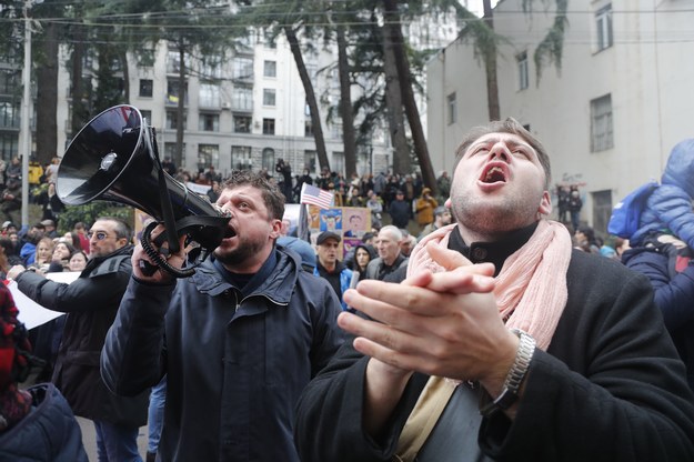 Protestujący w Tbilisi /ZURAB KURTSIKIDZE /PAP/EPA