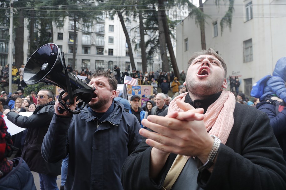 Protestujący w Tbilisi /ZURAB KURTSIKIDZE /PAP/EPA