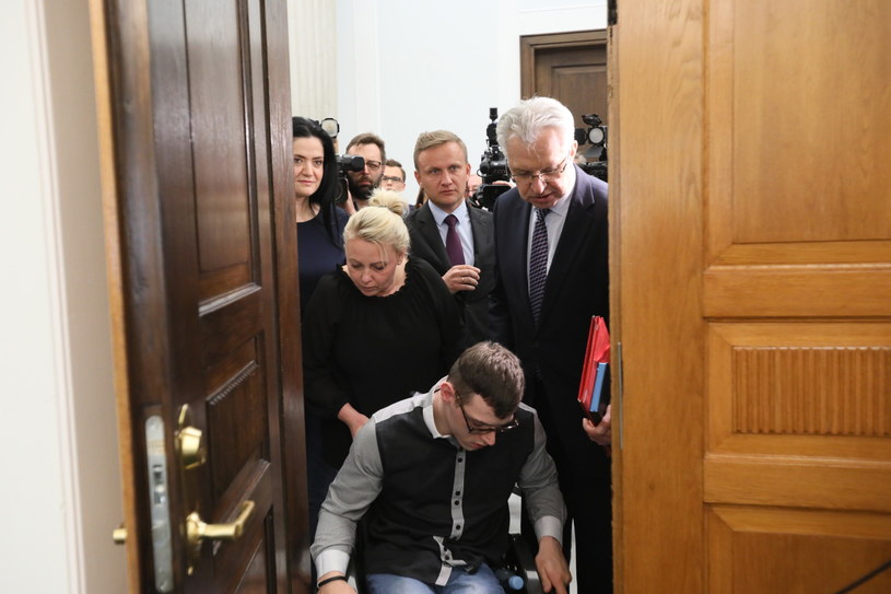 Protestujący wchodzą na spotkanie / 	Leszek Szymański    /PAP