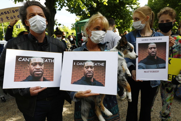 Protestujący wczoraj przed ambasadą USA w Berlinie trzymali zdjęcia George'a Floyda /Michele Tantussi /PAP/EPA