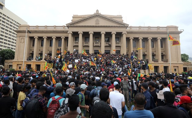 Protestujący wdzierający się do pałacu prezydenckiego /CHAMILA KARUNARATHNE /PAP/EPA