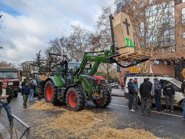 Protestujący we Francji rolnicy nie przebierają w środkach / AA/ABACA /PAP/Abaca
