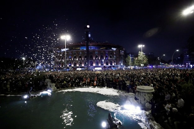 Protestujący wlali do fontanny w centrum litr mydła /JESUS DIGES /PAP/EPA