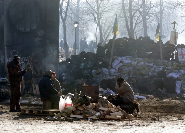 Protestujący z Majdanu w czasie krótkiego odpoczynku /MAXIM SHIPENKOV    /PAP/EPA