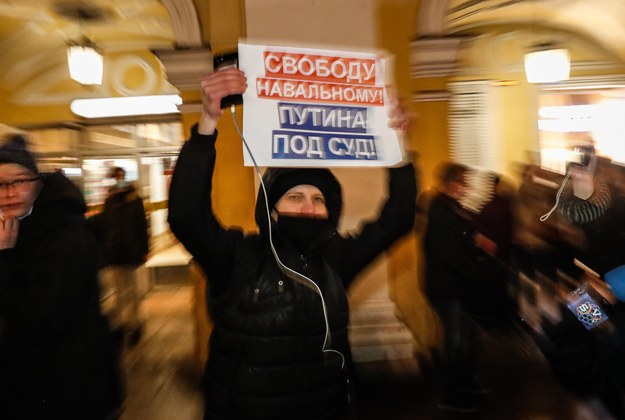Protestujący z tablicą "Wolność dla Nawalnego, Putin pod sąd" /ANATOLY MALTSEV  /PAP/EPA