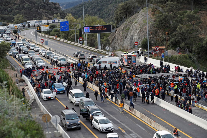 Protestujący zablokowali przejście graniczne la Jonquera /	Alejandro Garcia /PAP/EPA