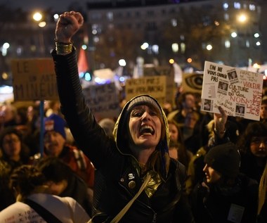 Protestujący zebrali się na Place des Ternes w pobliżu sali koncertowej Salle Pleyel, gdzie odbywa się ceremonia. Mieli tabliczki z hasłami potępiającymi Polańskiego i świat filmowy.