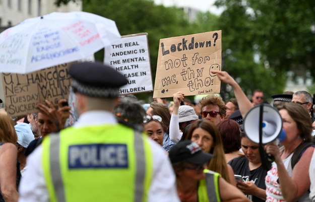 Protesty anty-lockodownowe obywają się cyklicznie w Wielkiej Brytanii. Na zdjęciu protest z 14 czerwca / 	ANDY RAIN    /PAP/EPA