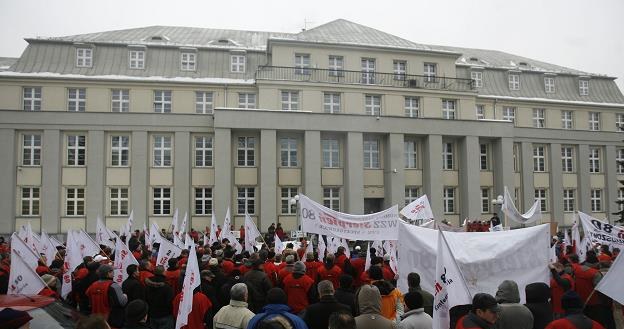 Protesty górników przed siedzibą Kompanii Węglowej. Fot. Andrzej Mikruta /Reporter