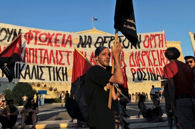Protesty Greków przeciwko zaciskaniu pasa /ORESTIS PANAGIOTOU /PAP/EPA