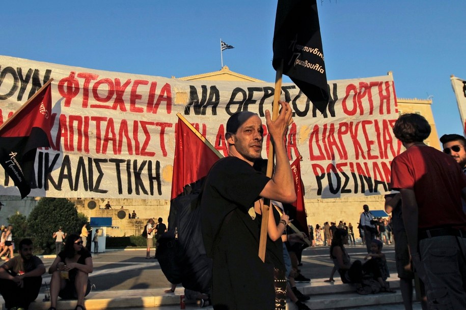 Protesty Greków przeciwko zaciskaniu pasa /ORESTIS PANAGIOTOU /PAP/EPA