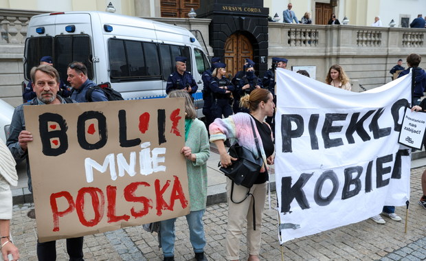 Protesty kobiet w całej Polsce. Kaczyński: Urojona rzeczywistość