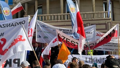 Protesty kolejarzy przed Ministerstwem Infrastruktury. Restrukturyzacja czy zwolnienia?