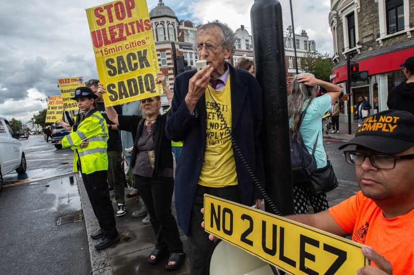 Protesty mieszkańców Londynu przeciw rozszerzaniu strefy ultraniskiej emisji, wprowadzaniu idei 15-minutowego miasta i wzywające do dymisji burmistrza Londynu Sadiq'a Khana /Getty Images