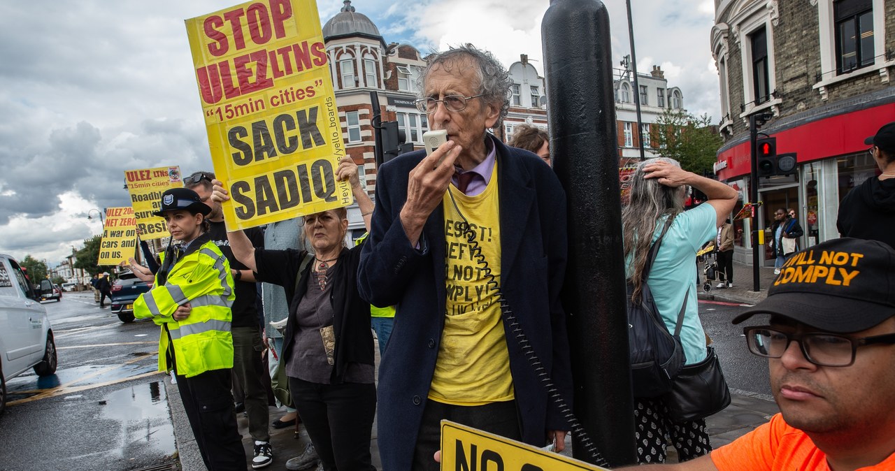 Protesty mieszkańców Londynu przeciw rozszerzaniu strefy ultraniskiej emisji, wprowadzaniu idei 15-minutowego miasta i wzywające do dymisji burmistrza Londynu Sadiq'a Khana /Getty Images