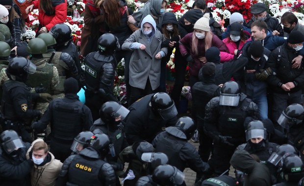 Protesty na Białorusi: Ponad 1 100 zatrzymanych, siły reżimu użyły granatów hukowych i broni gładkolufowej