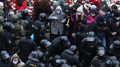 Protesty na Białorusi: Ponad 1 100 zatrzymanych, siły reżimu użyły granatów hukowych i broni gładkolufowej