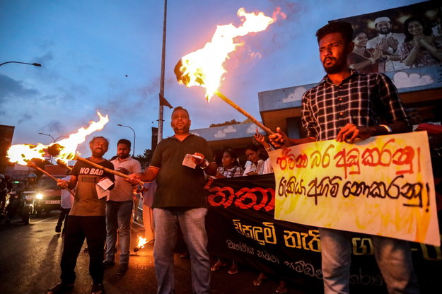 Protesty na Sri Lance w związku z wielkim kryzysem gospodarczym /CHAMILA KARUNARATHNE /PAP/EPA