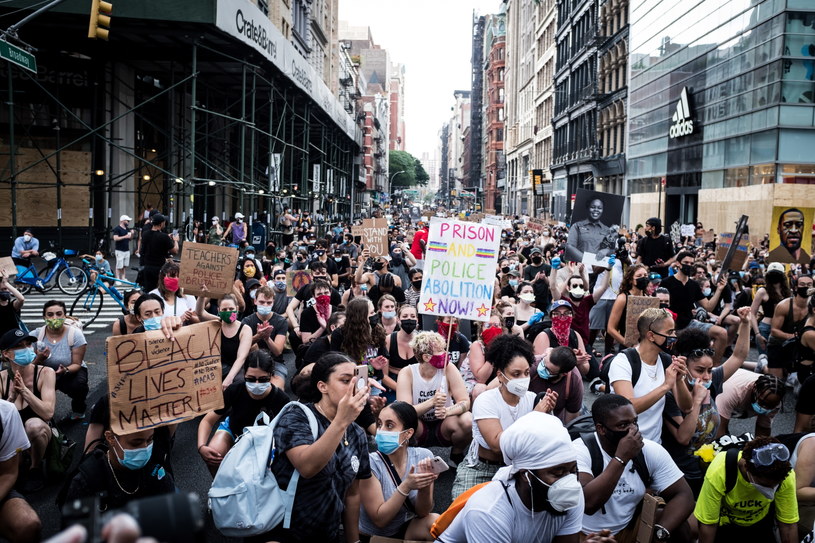 Protesty na ulicach Manhattanu /ALBA VIGARAY /PAP/EPA