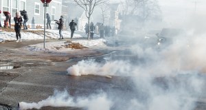 Protesty na ulicach Minneapolis. W ruch poszedł gaz łzawiący
