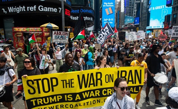 Protesty na ulicach Nowego Jorku. Amerykanie reagują na atak Trumpa [ZAPIS RELACJI]