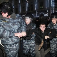 Rosyjska policja zatrzymuje uczestników opozycyjnego protestu
