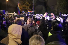 Protesty po decyzji TK. Siły policyjne przed domem Jarosława Kaczyńskiego