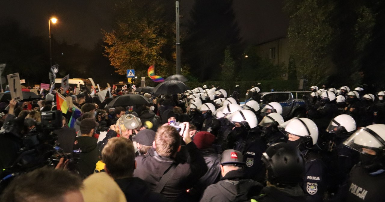 Protesty po decyzji TK. Siły policyjne przed domem Jarosława Kaczyńskiego