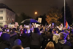 Protesty po decyzji TK. Siły policyjne przed domem Jarosława Kaczyńskiego