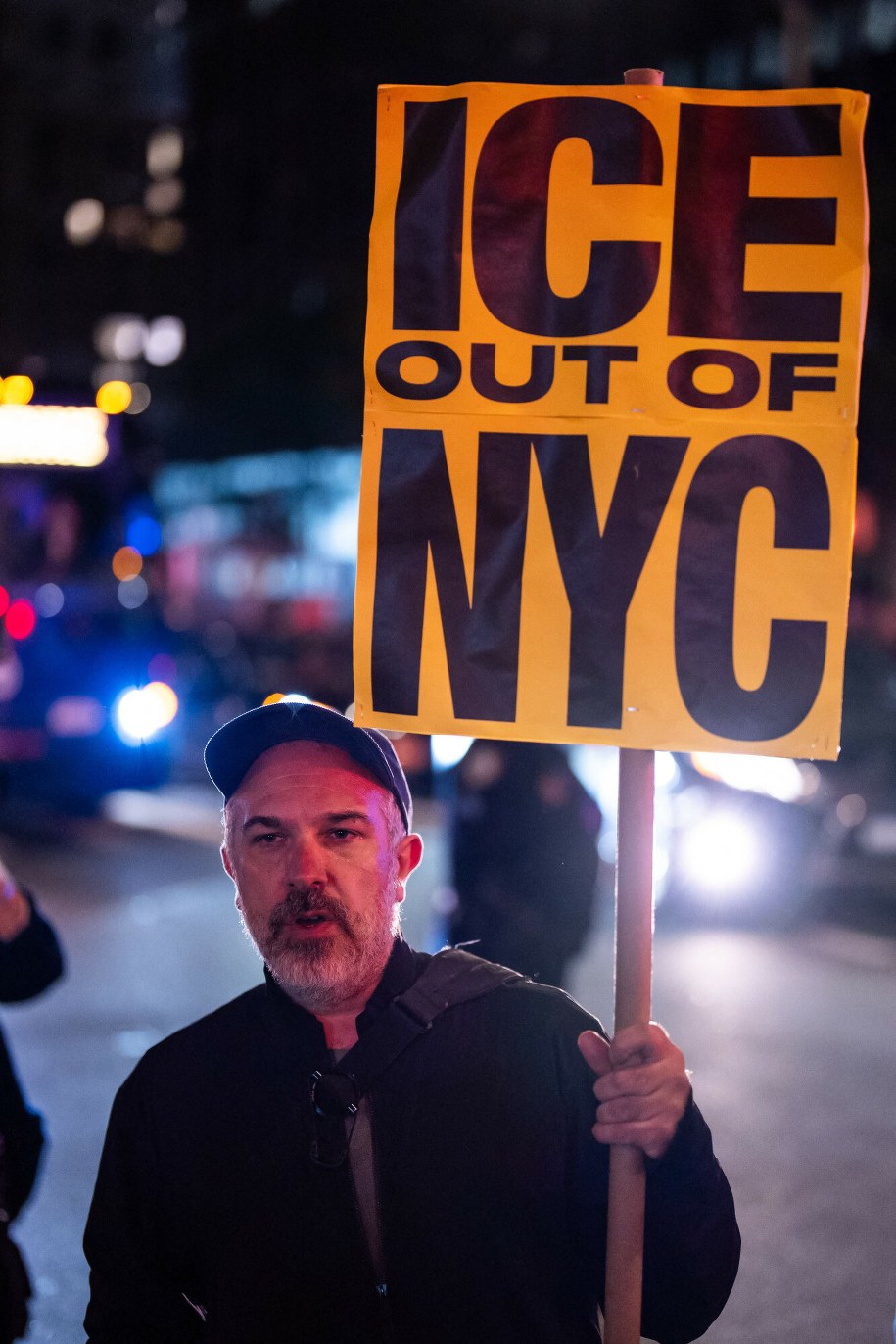 Protesty po Nowym Jorku po operacji przeprowadzonej przez agentów Urzędu ds. Imigracji i Egzekwowania Ceł /ADAM GRAY/Getty AFP /East News