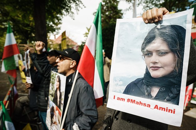 Protesty po śmierci Mahsa Amini odbyły się też w Turcji i Niemczech /Clemens Bilan /PAP/EPA