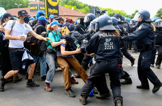 Protesty pod fabryką Tesli /FILIP SINGER /PAP/EPA