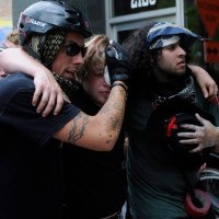 Przepychanki z policją podczas antywojennego protestu w Chicago 