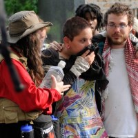 Przepychanki z policją podczas antywojennego protestu w Chicago 