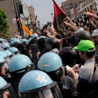 Przepychanki z policją podczas antywojennego protestu w Chicago 