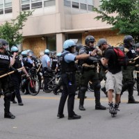 Przepychanki z policją podczas antywojennego protestu w Chicago 