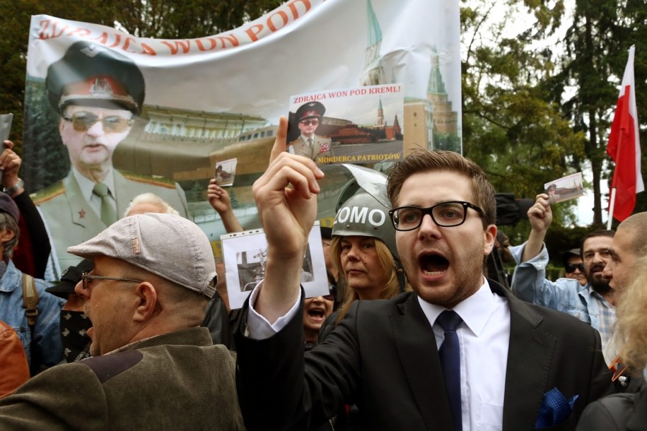 Protesty podczas uroczystości pogrzebowych generała Wojciecha Jaruzelskiego na wojskowych Powązkach /Tomasz Gzell    /PAP