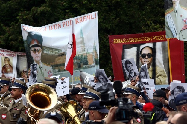Protesty podczas uroczystości pogrzebowych generała Wojciecha Jaruzelskiego na wojskowych Powązkach /Tomasz Gzell /PAP